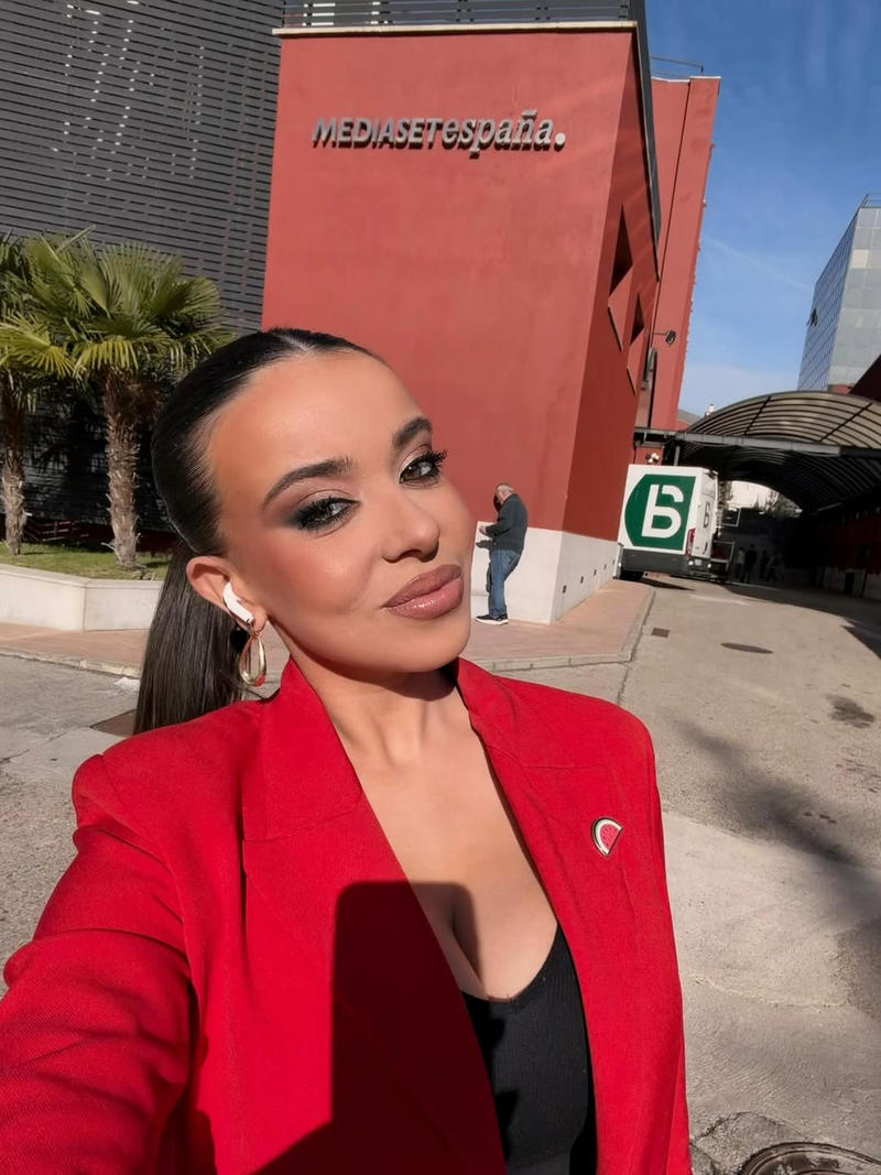 Sarah Santaolalla selfie en la calle junto al edificio de Mediaset.jpg