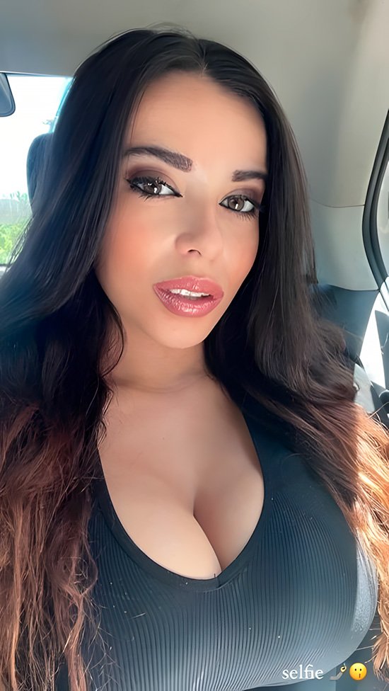 Selfie en el coche de Sarah Santaolalla con tetazas.jpg