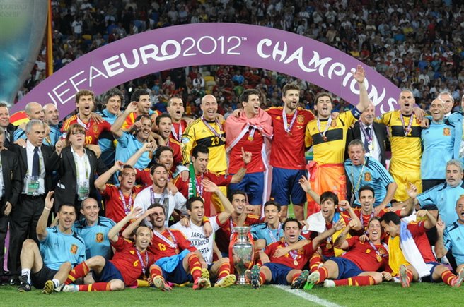 Spain_national_football_team_Euro_2012_trophy_03.jpg