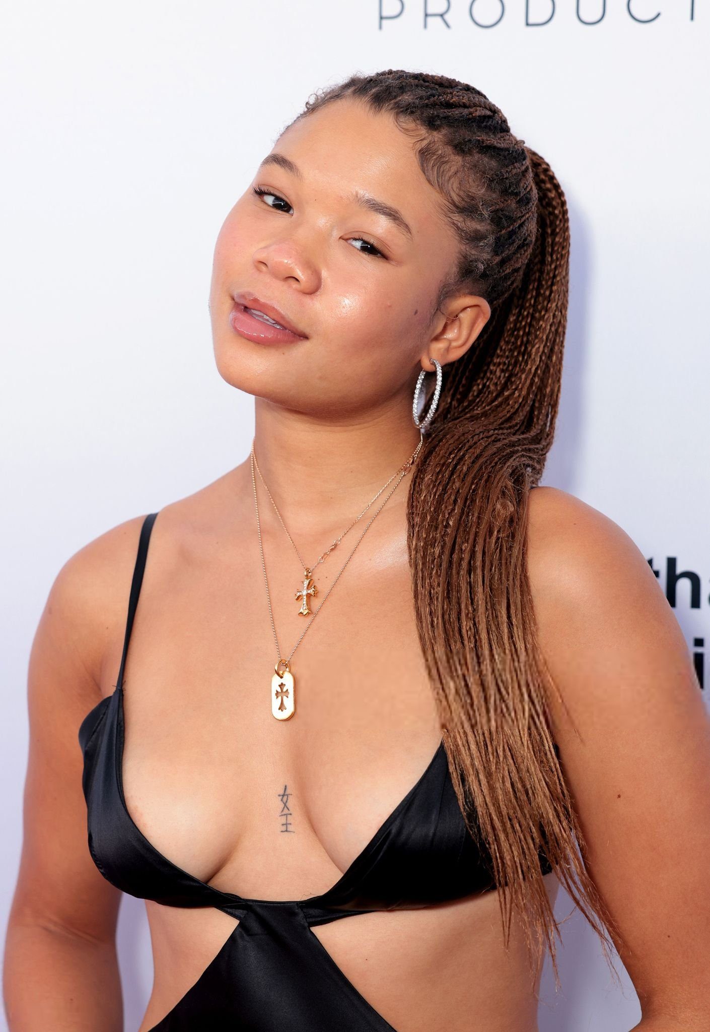 storm-reid-cleavage-braless-curves-red-carpet-009.jpg