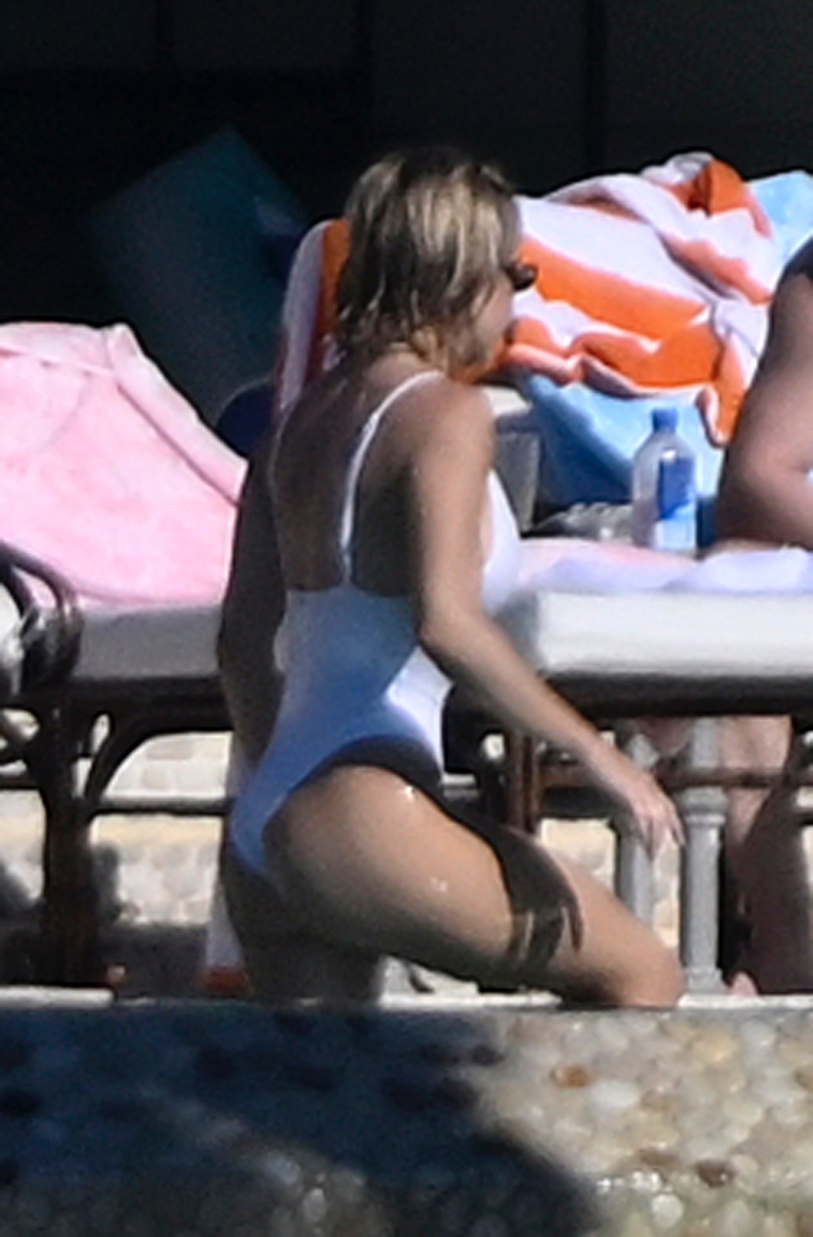 Sydney-Sweeney---Pool-day-in-Florida-321682d14d910a0730.jpg