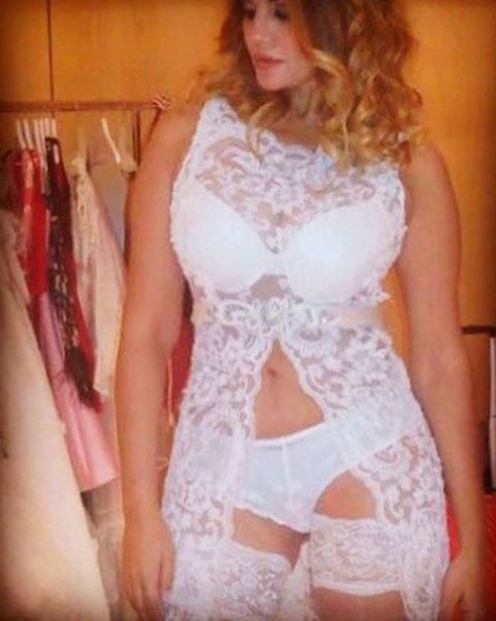 Sylvia-Pantoja-semidesnuda-lenceria-erotica-blanca.jpg
