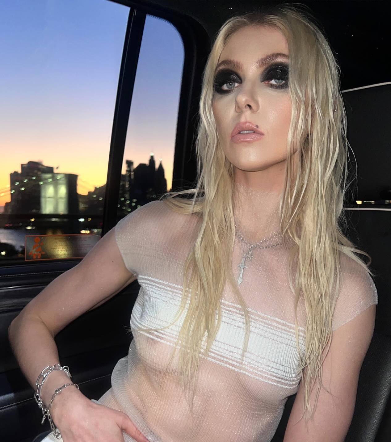 Taylor Momsen – nipple tease 8NBjDDak_o.jpg