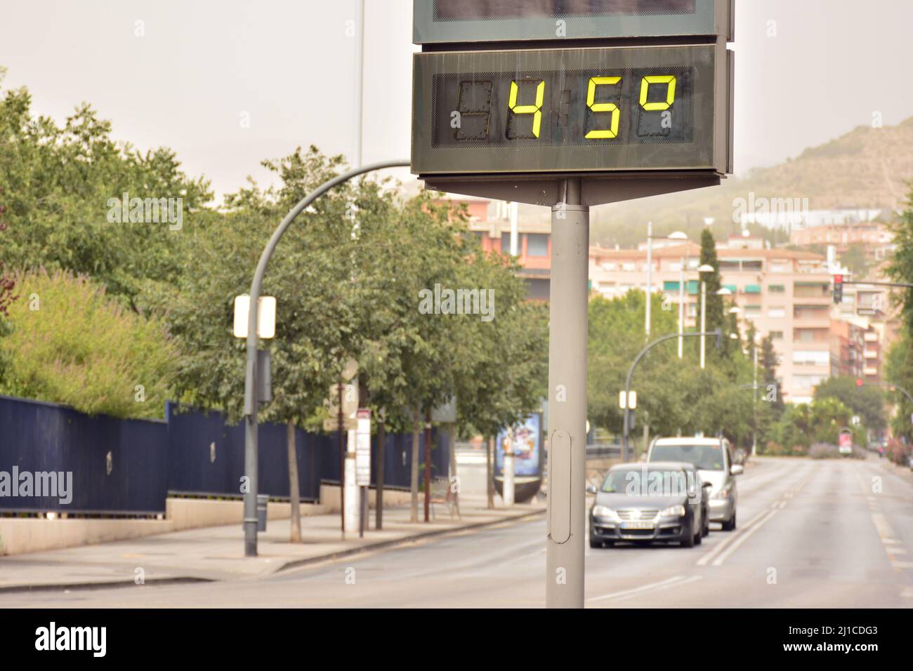 termmetro-callejero-en-una-calle-marcando-45-grados-celsius-2J1CDG3.jpg