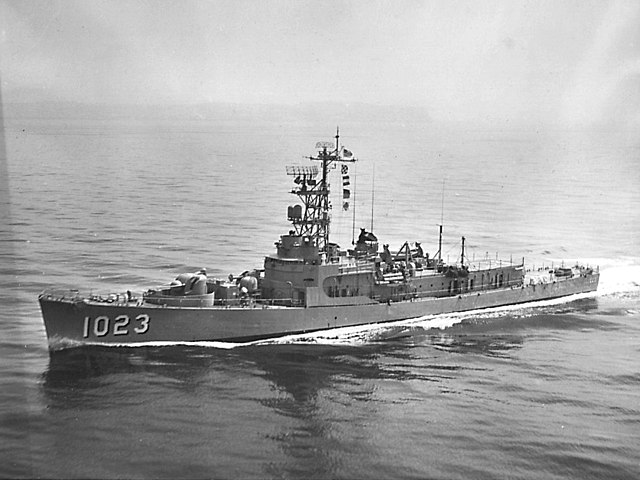 USS_Evans_(DE-1023)_underway_off_California_in_1962.jpg