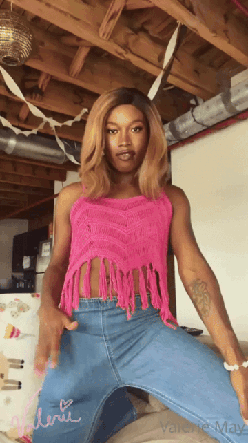 Valerie May exhibits ezgif-3c3f7588281a8d.gif