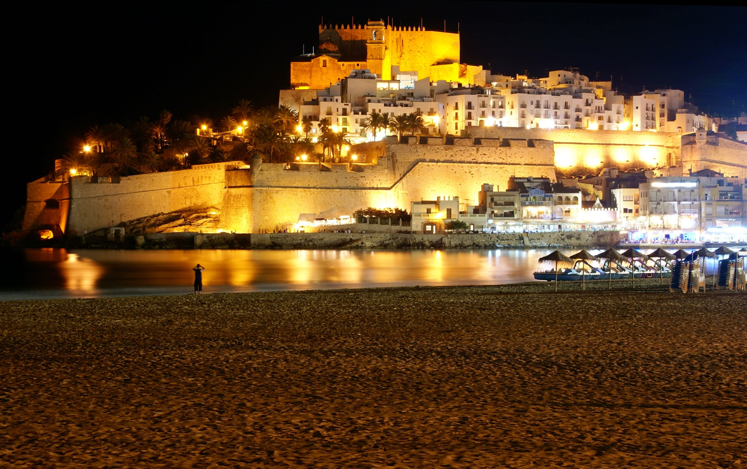 Vista_nocturna_del_casco_histórico_de_Peñíscola.jpg